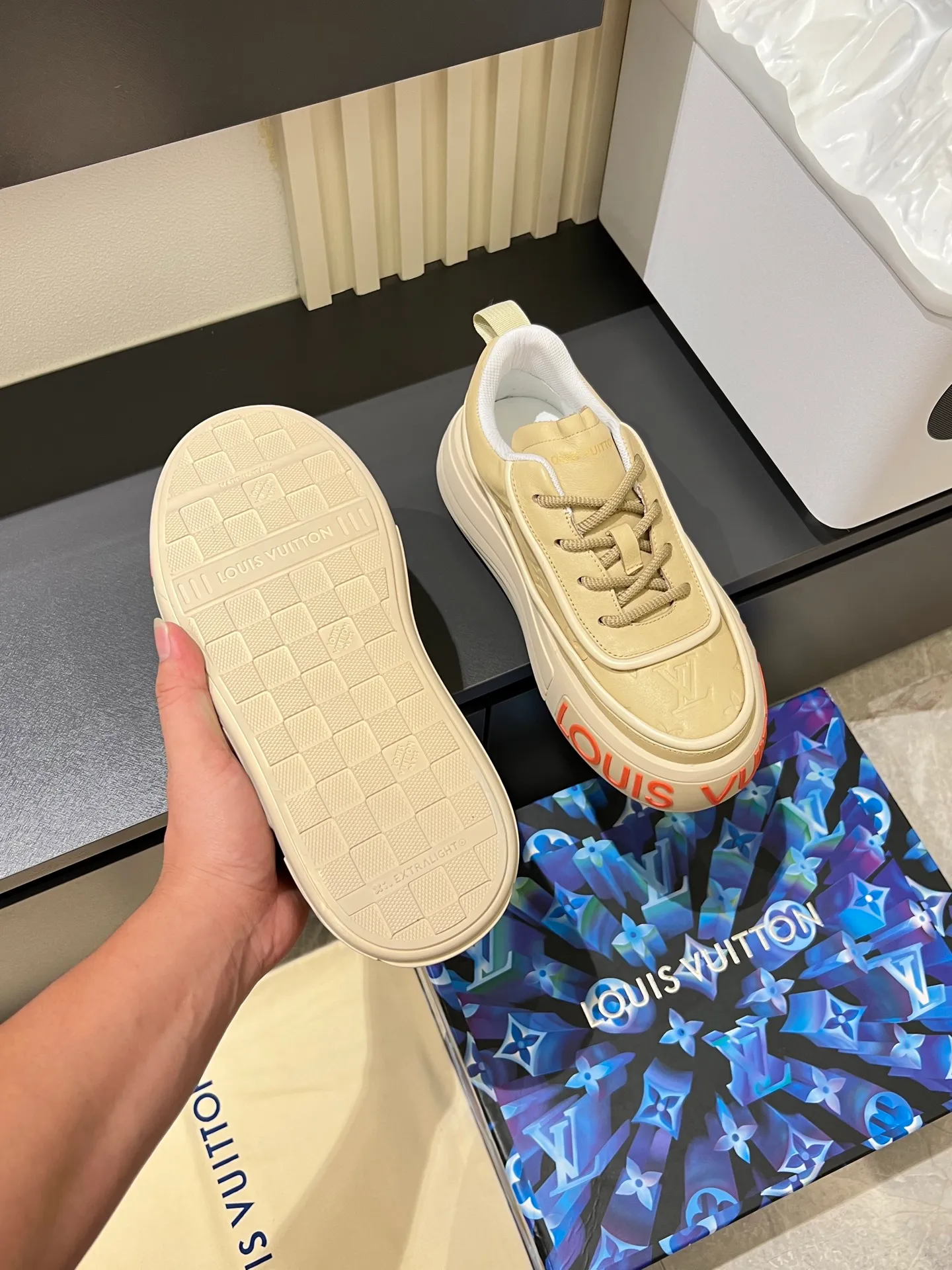 p560 "LOUI* VUITTO*" popular men's casual shoes, genuine development in Italy💯Purchase level quality✔️The upper is made of official website material first-layer cowhide, comfortable and soft sheepskin feet⚡️Fashionable and versatile. The toe last shape is firm and full, and the soles are made from LV original molds and can be freely entered and exited the counter. They are light and comfortable on the foot~purely handmade, details determine the quality! Size:39-44, (38.45 customized)